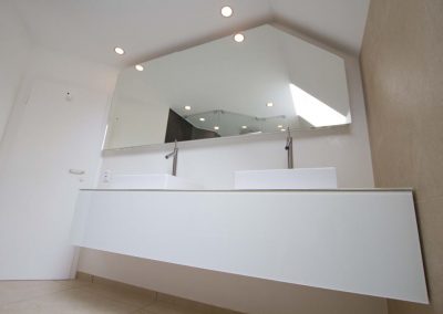 Badmöbel- Waschtischunterschrank mit Weissglasfront und Aufsatzwaschbecken von Philippe Starck.